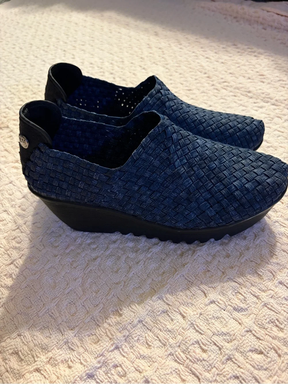 bernie mev. Woven Slip-On Wedge — Navy Blue